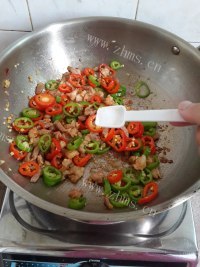 美味的双椒炒肉碎做法图解9)