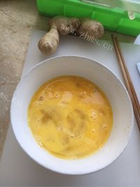 美味的青椒炒鸡蛋做法图解3)