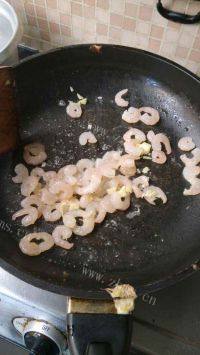 自己做的虾仁鸡蛋炒饭做法图解3)