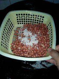 下酒菜盐炒花生米做法图解3)