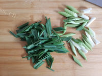 家常菜蒜苗烧豆腐做法图解4)