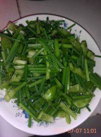 韭菜肉丝辣椒小炒做法图解1)