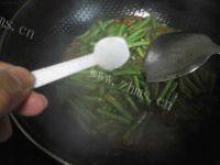 家常菜肉末豇豆做法图解9)