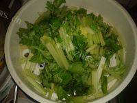 甘脆的芹菜炒豆干做法图解2)