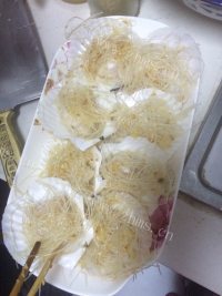 美味的蒜蓉粉丝扇贝做法图解4)
