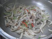 诱人的杏鲍菇炒芹菜做法图解11)