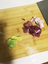 好吃的茭白炒肉做法图解3)
