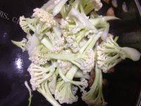 质嫩的花菜炒肉片做法图解3)