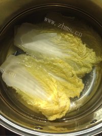 诱人的白菜肉卷做法图解7)