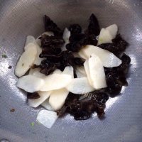 回味无穷的山药炒木耳做法图解6)