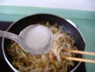 家常菜肉丝炒豆芽做法图解8)
