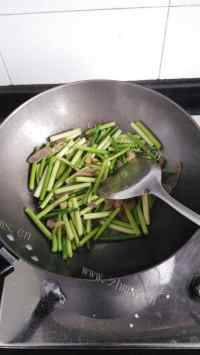 家常菜咸肉炒蒜苗做法图解4)