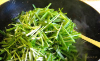 家常菜韭菜炒鸭血做法图解6)