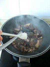 滋香的芹菜炒腊肉做法图解10)