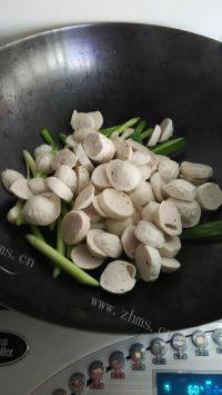 家常菜蒜苗肉丸做法图解4)