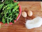 家常菜菠菜蛋皮拌粉丝做法图解1)