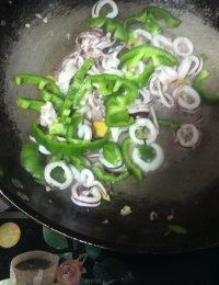 营养丰富的鱿鱼炒青椒