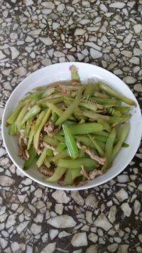 家常菜肉丝芹菜