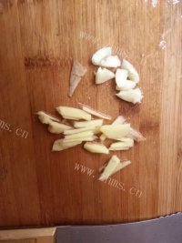家常菜清蒸金鲳鱼做法图解3)