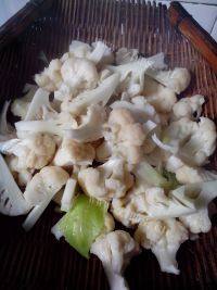 家常菜腊肉炒花菜做法图解3)