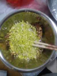 风味独特的蒜黄肉饺子做法图解3)