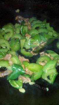 家常菜瘦肉炒苦瓜