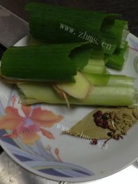 美味的骨汤冬瓜丸子煲做法图解1)