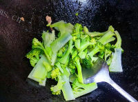 家常菜肉炒西兰花做法图解4)
