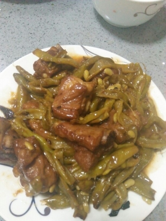 香喷喷的排骨炖豆角
