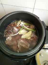 家常排骨炖豆角土豆做法图解2)