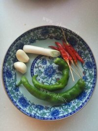 美味的酱炖鲫鱼做法图解3)