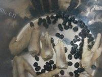 黑豆凤爪汤自制做法图解10)