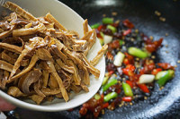自制笋干炒熏腊肉做法图解15)