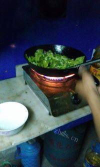 家常青菜炒香菇做法图解4)