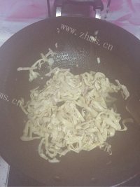 家常芹芽肉丝做法图解5)