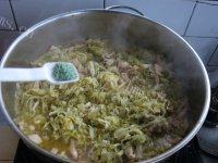 家常菜酸菜炒肉丝做法图解15)