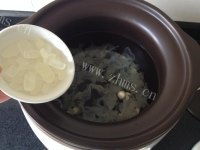 营养皂角米银耳莲子汤做法图解6)