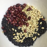 红豆麦仁黑米粥做法图解1)