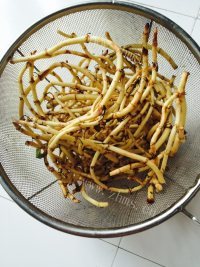 美味的折耳根炒腊肉做法图解1)