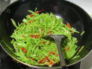 扁豆炒肉丝做法图解5)