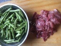 DIY豆角炒肉片做法图解1)