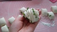 自制葱香花卷做法图解7)