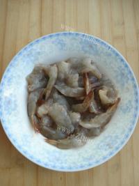 色香味俱全的炸虾球做法图解4)