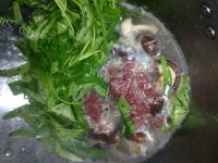 美味的香菇青菜猪肉汤做法图解3)