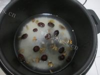 美味的核桃红枣大米粥做法图解3)