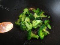 美味的牛肉炒西兰花做法图解6)