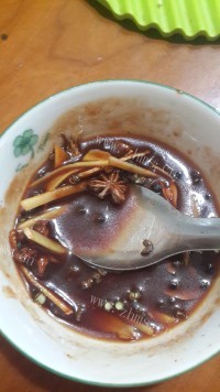 怪味鸡腿砂锅饭做法图解2)