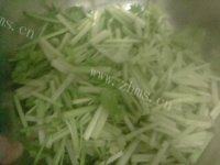 妈妈教我做芹菜炒肉做法图解1)