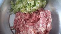 好吃的胡萝卜汁白菜芹菜猪肉做法图解2)