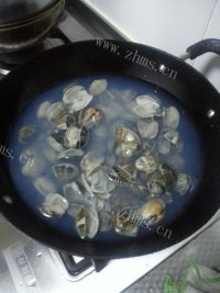 美味的爆炒蛤蜊做法图解2)